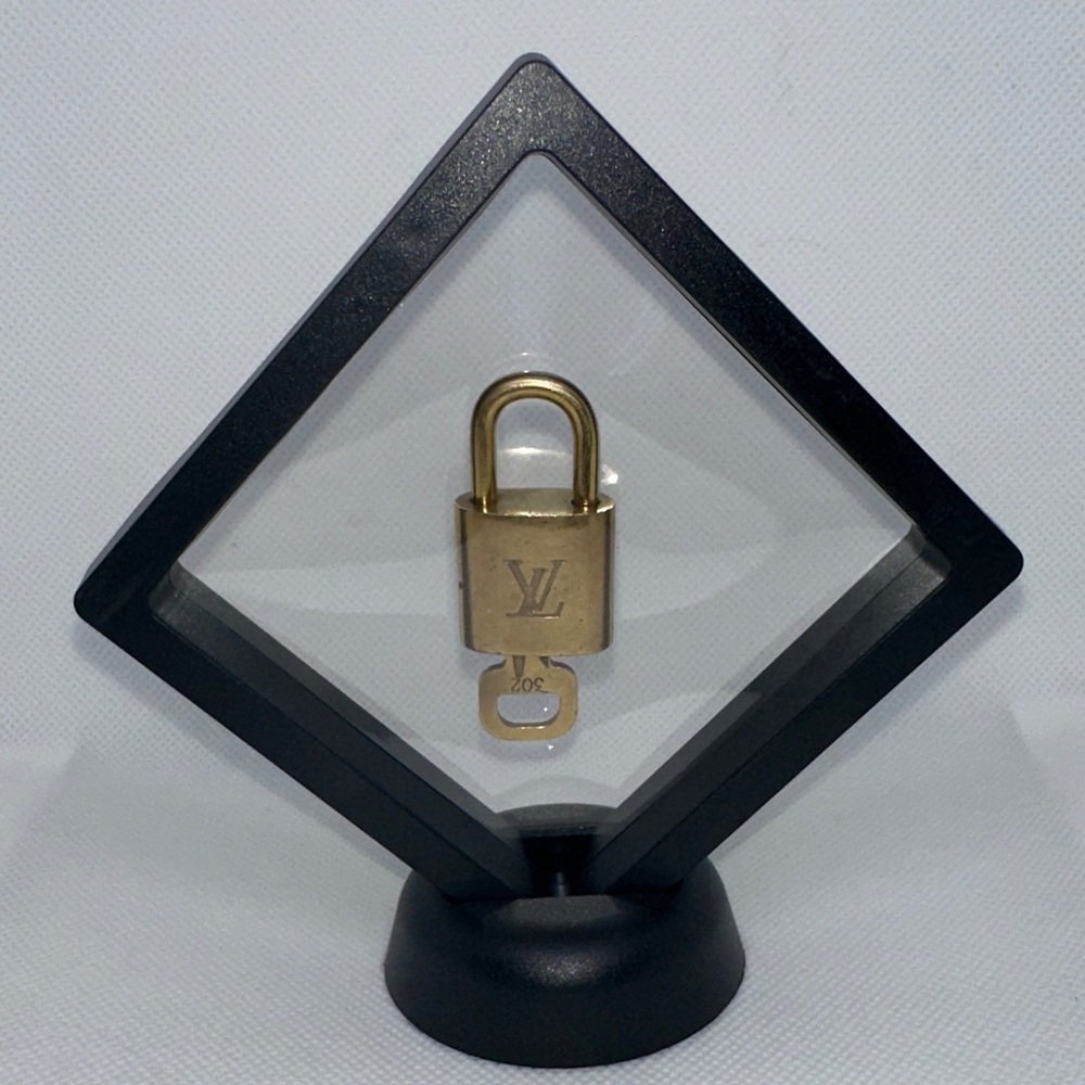 Louis Vuitton Luxurious Authentic Gold Lock 🔒 and Key 🔑 # 302 - Picture 3 of 4